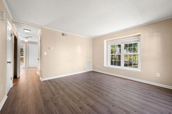 Building Photo - Charming End Unit Townhome near Downtown D...