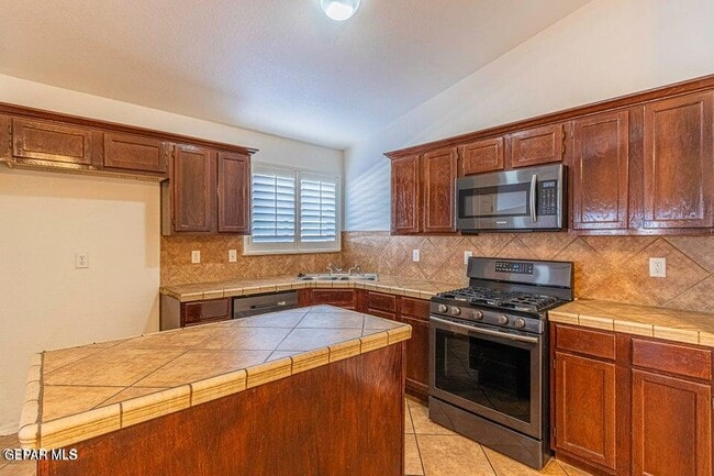 Building Photo - 2080 Shreya St