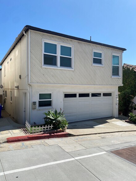 Front of building - 216 44th St
