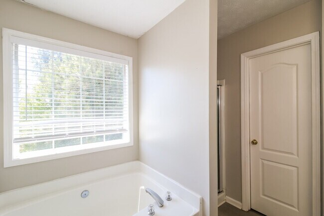 Building Photo - 2141 Silva Ct