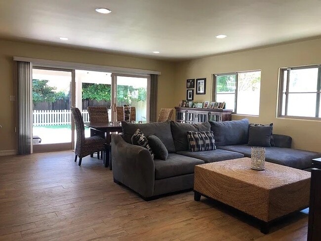 Building Photo - 3329 Palos Verdes Dr N