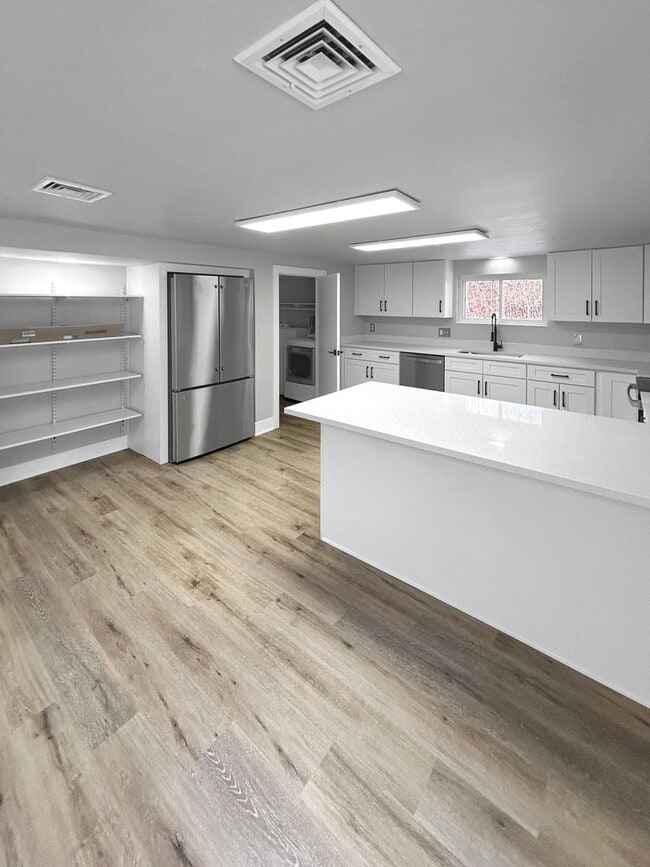 Building Photo - Welcome to this newly remodeled gem located in the heart of Collier, PA.