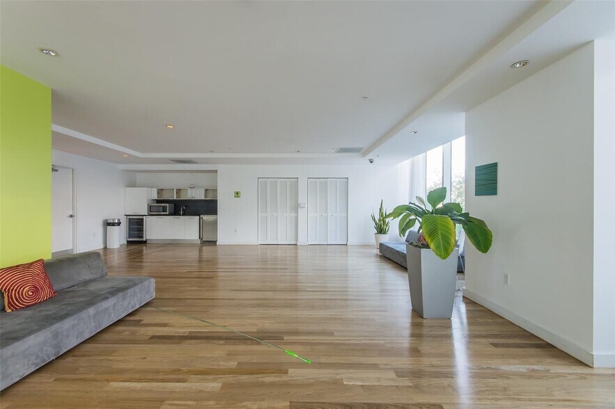 Building Photo - 133 NE 2nd Ave