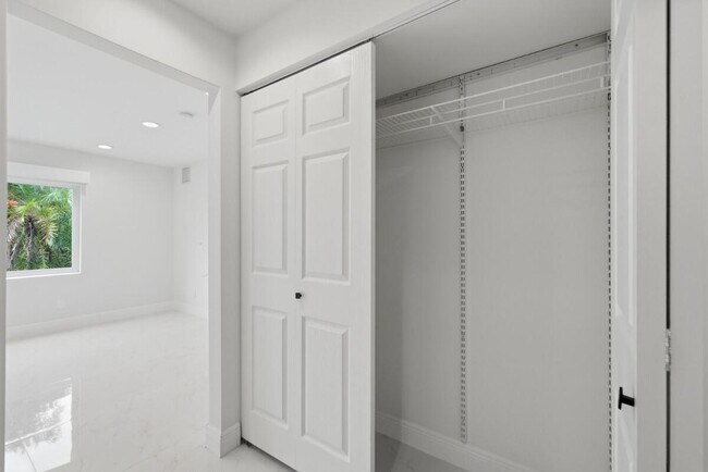 Building Photo - 877 NE 195th St