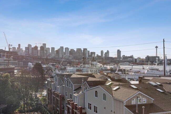 Building Photo - Eastlake Contemporary Townhome - 2 bedrooms