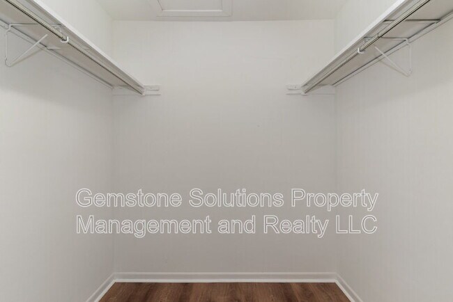 Building Photo - 404 Granville Rd
