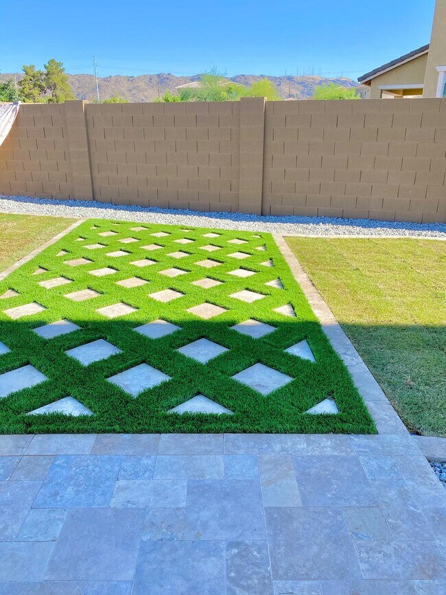 Huge backyard with beautiful South Mountain views. - 7027 S 13th Way