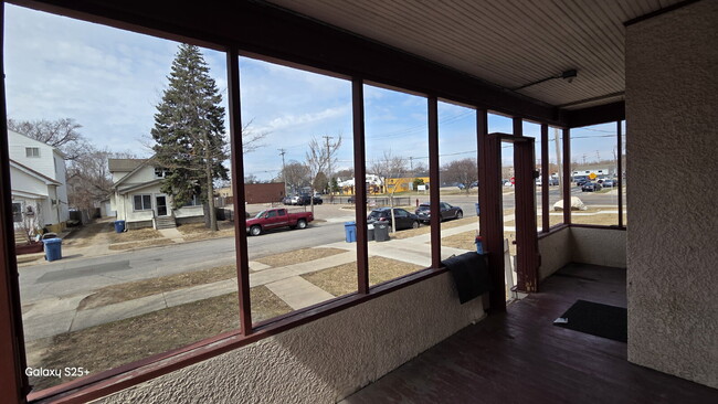 Building Photo - 6 Bed 2 bath FRESH PAINT - Single Family H...