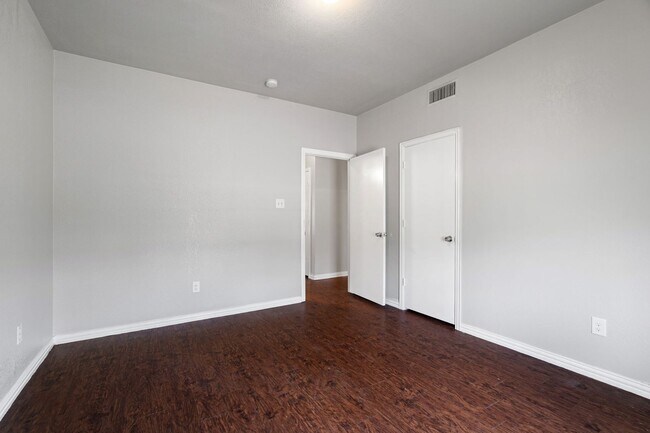 Building Photo - Jewel St- Duplex