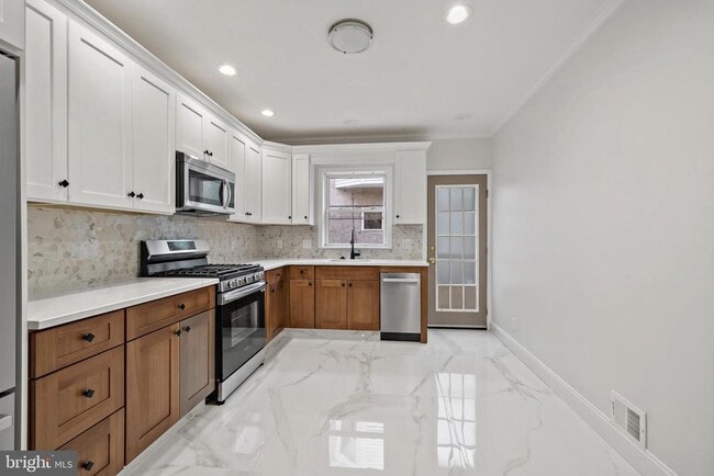 Primary Photo - 2630 S Rosewood St