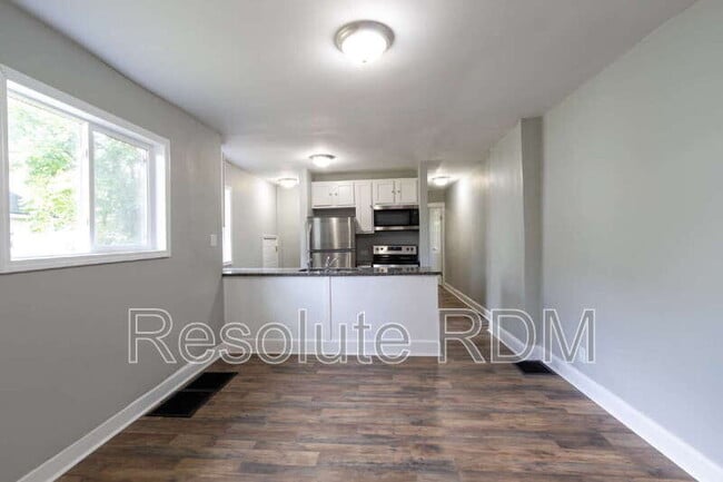 Building Photo - 419 N Beville Ave