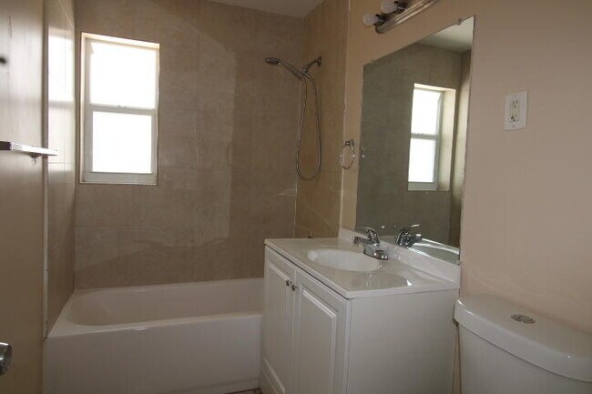 Building Photo - 1561 W 11th St
