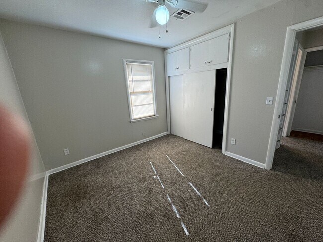 Building Photo - Spacious 3-Bedroom, 1-Bath Home with Garag...