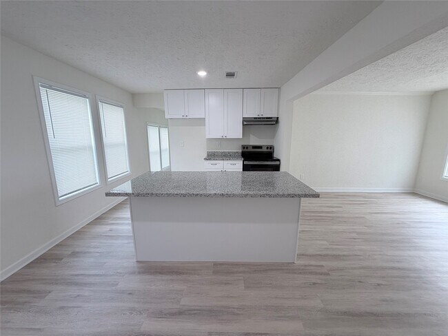 Building Photo - 1112 3rd St