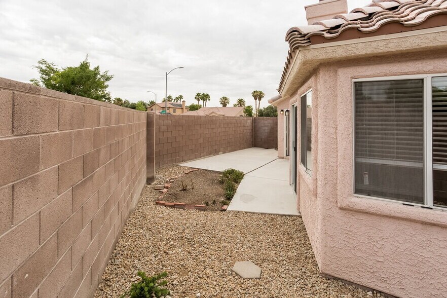 Building Photo - 4565 Savin Cir