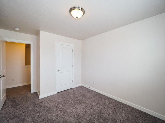 Building Photo - Draper Hillside Townhome