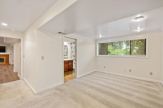 Building Photo - Spacious 3 bed 2.5 bath in Eastgate neighborhood.