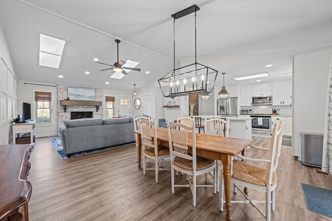 Building Photo - 6115 Gondolier Dr