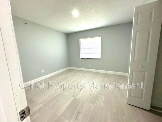 Building Photo - 2432 NE 28th St