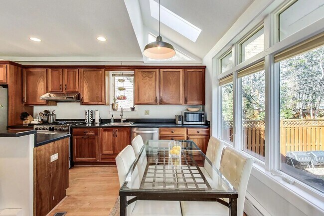Building Photo - Palisades, NW Washington, DC - Beautiful 4...
