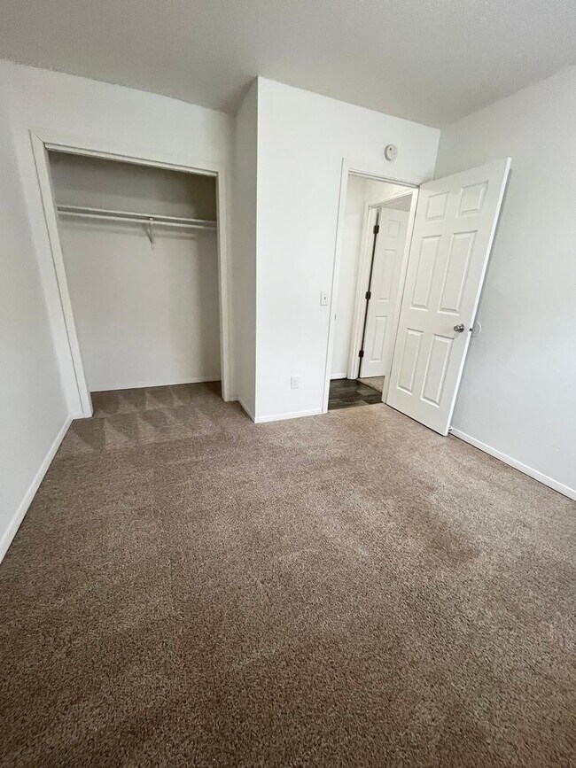 Building Photo - 312 N Spring Ave