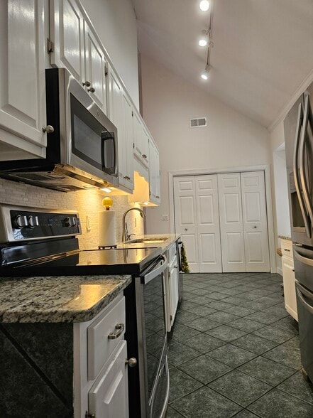 Building Photo - 2013 Clearfield Ln