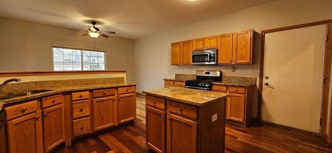 Building Photo - 1036 Woodview Ct