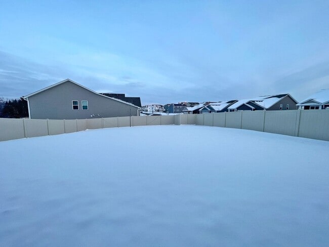 Building Photo - Gorgeous Like-New Home in Copper Hills, Never Rented, Fenced Yard, Huge Family Room, 3-Car Garage...