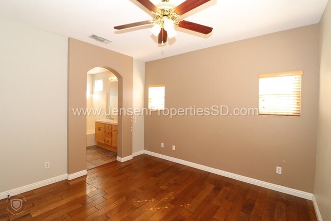 Building Photo - 2 Bed, 2 Bath Townhome w/ Garage and Laundry