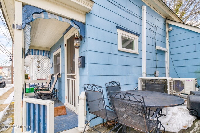 Building Photo - 127 Lawrence Ave