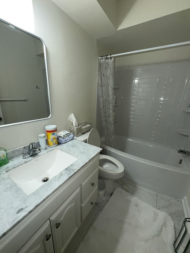 Building Photo - r1423a