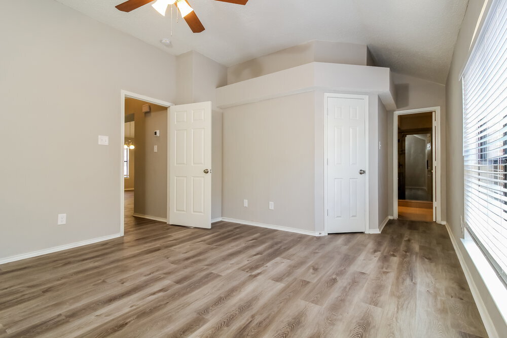 Building Photo - 701 Park View Ave