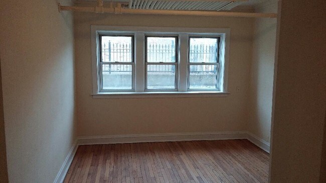 Building Photo - Nice Garden Apt w/ Heat! (63rd California)