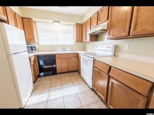 Building Photo - 3 Bedroom 1.5 Bath Magna Condo. Pets Welcome