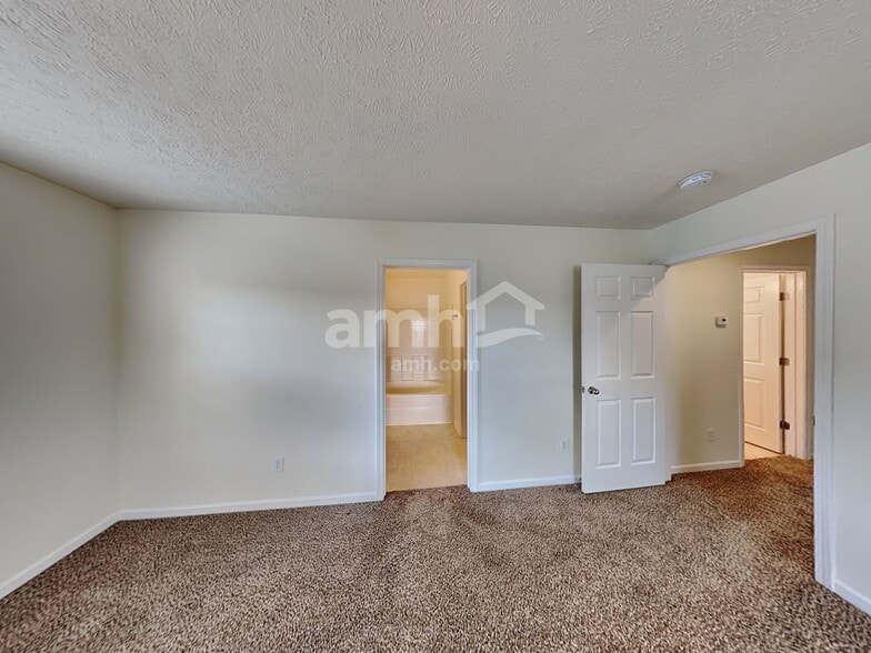 Building Photo - 2126 Burgess Ln