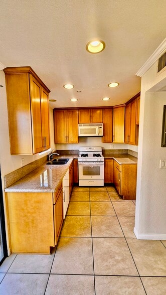 Building Photo - 1043 Thompson Ave