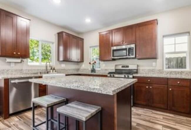 Building Photo - Large 4 bedroom home