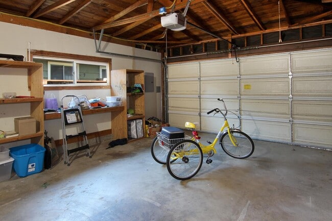 Building Photo - Charming Jewel Box Home Just Minutes from ...