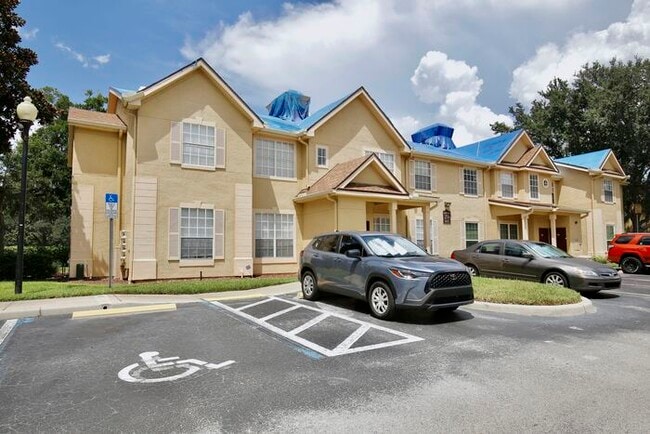 Building Photo - Stylish 3/2 Corner-Unit Condo with Resort ...