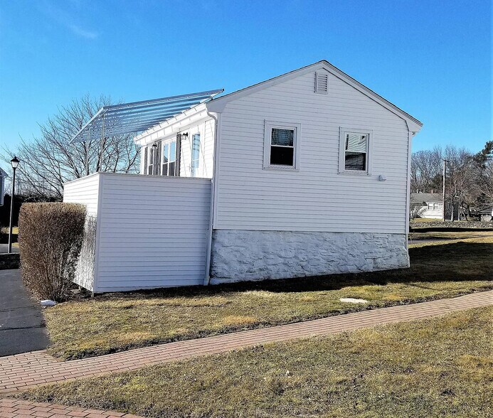 Building Photo - 20 Statue Way