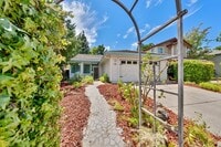 Building Photo - Charming 3-Bed Home in Prime Folsom Locati...