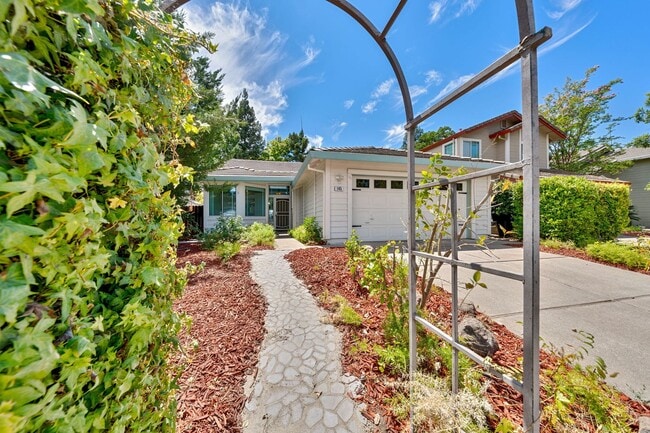 Primary Photo - Charming 3-Bed Home in Prime Folsom Locati...