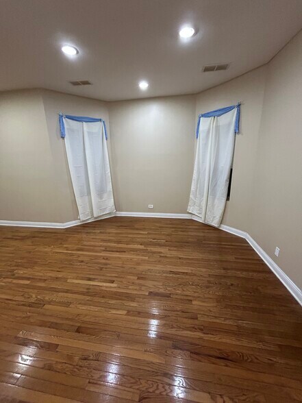 Building Photo - 6630 S Ingleside Ave