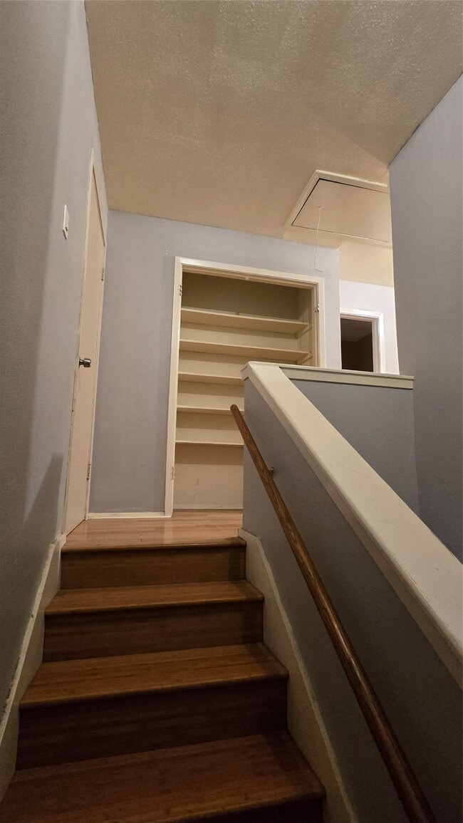 Building Photo - 7913 Grove Ridge Dr