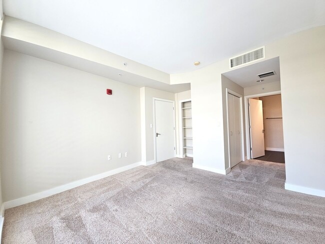 Building Photo - Beautiful Palazzo condo in the heart of downtown Bellevue!