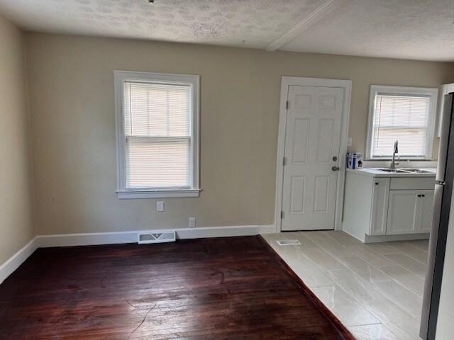 Building Photo - 224 Elmwood Dr