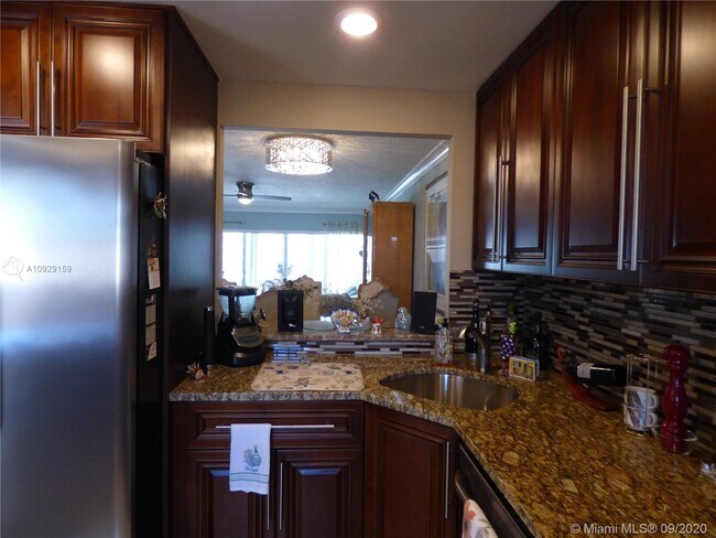 Building Photo - 1523 E Hillsboro Blvd