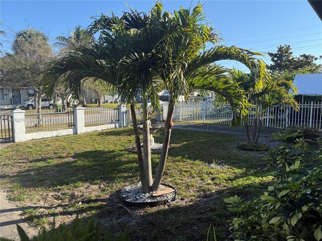 Building Photo - 1350 NE 134th St