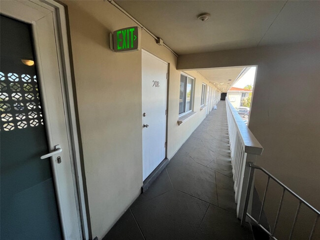 Building Photo - 2020 NE 56th St