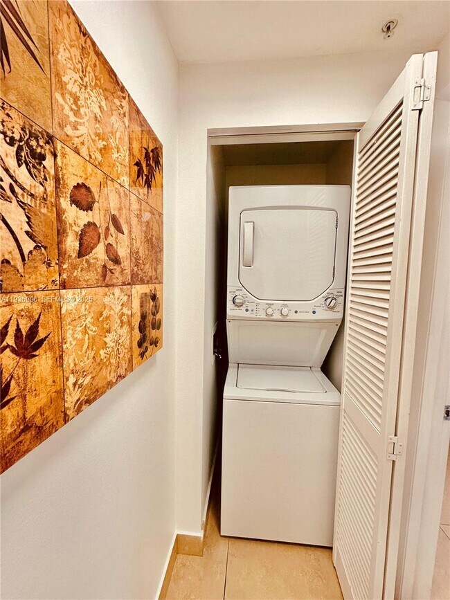 Building Photo - 185 SE 14th Terrace